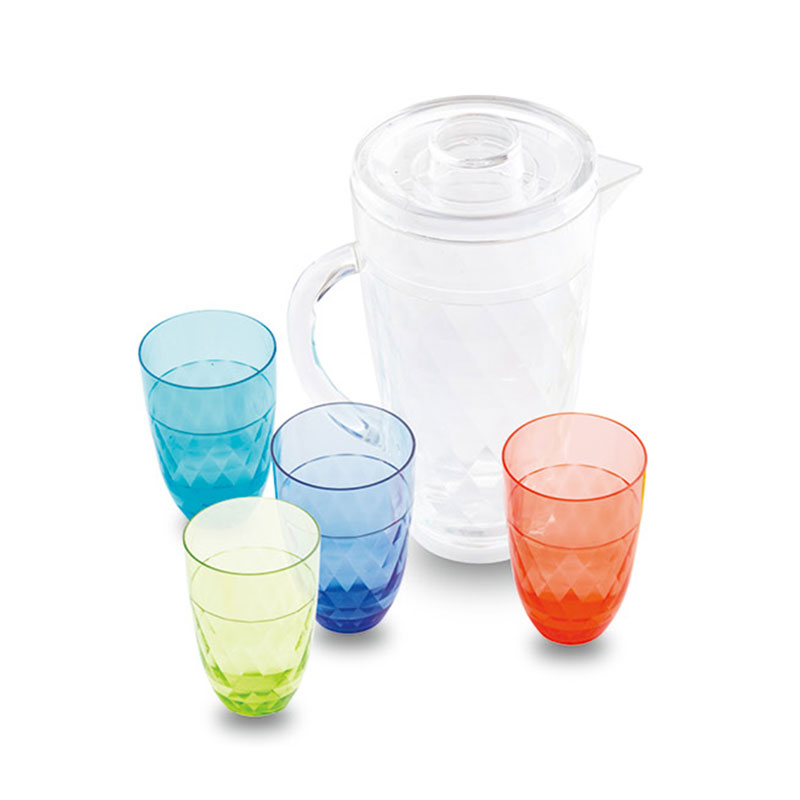 Urnam cum quattuor cyathis